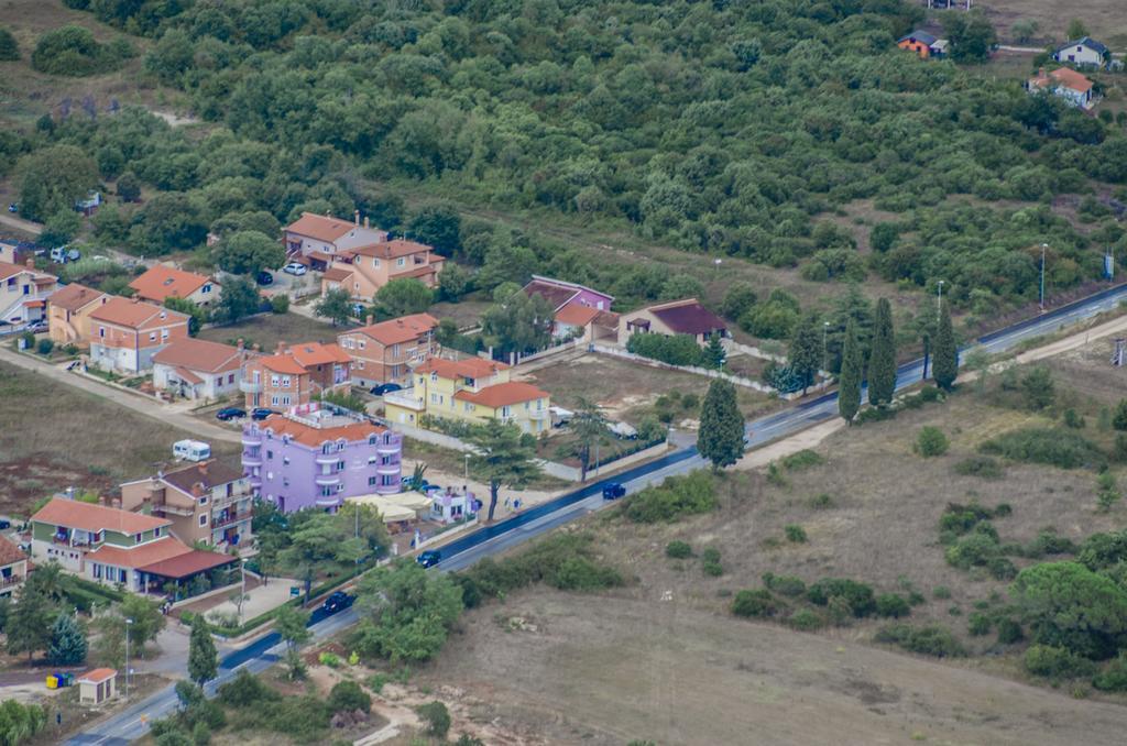 Vila In Lavanda Fazana Exterior photo